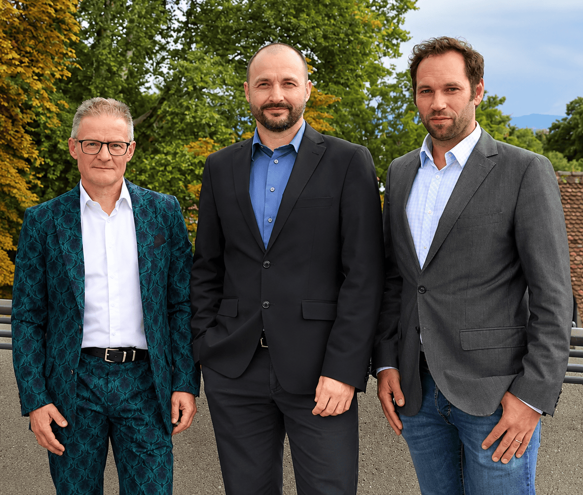 Drei Männer auf der Terrasse_v2